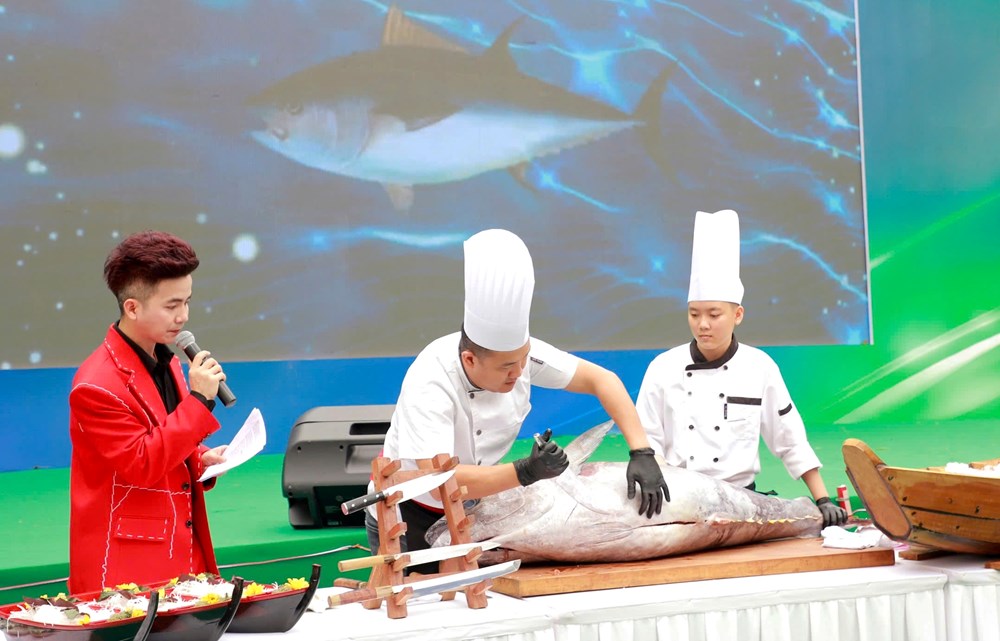 Đầu bếp trình diễn cá ngừ